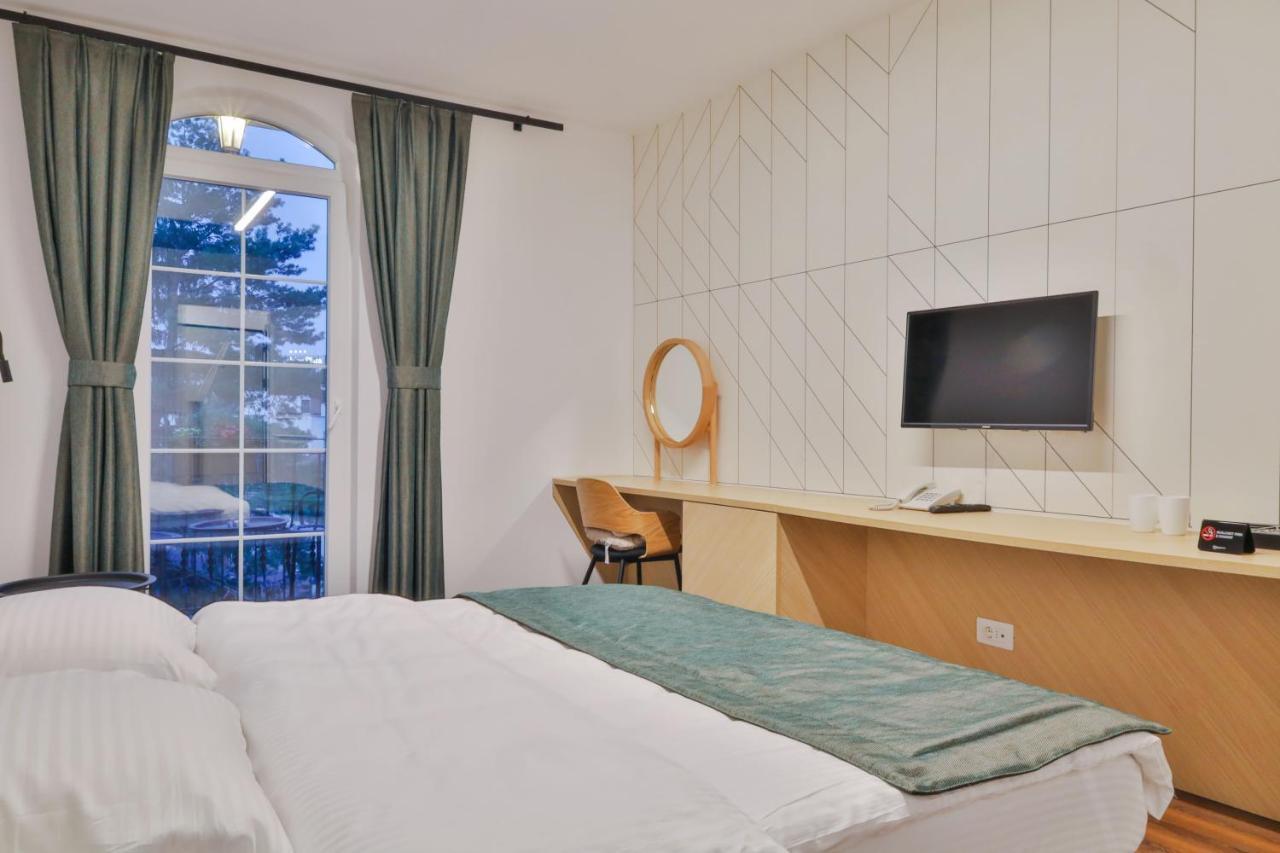 Benelux Hotel Peć Eksteriør billede